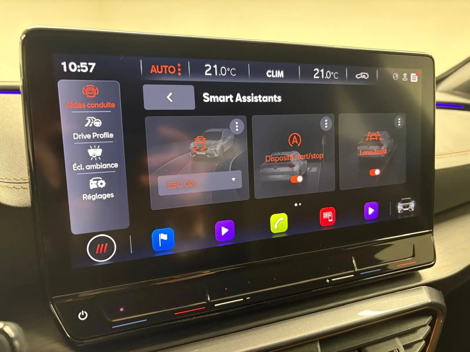 Écran tactile central affichant les assistants de conduite du CUPRA Formentor 1.5 TSI 2024, intérieur beige et noir.