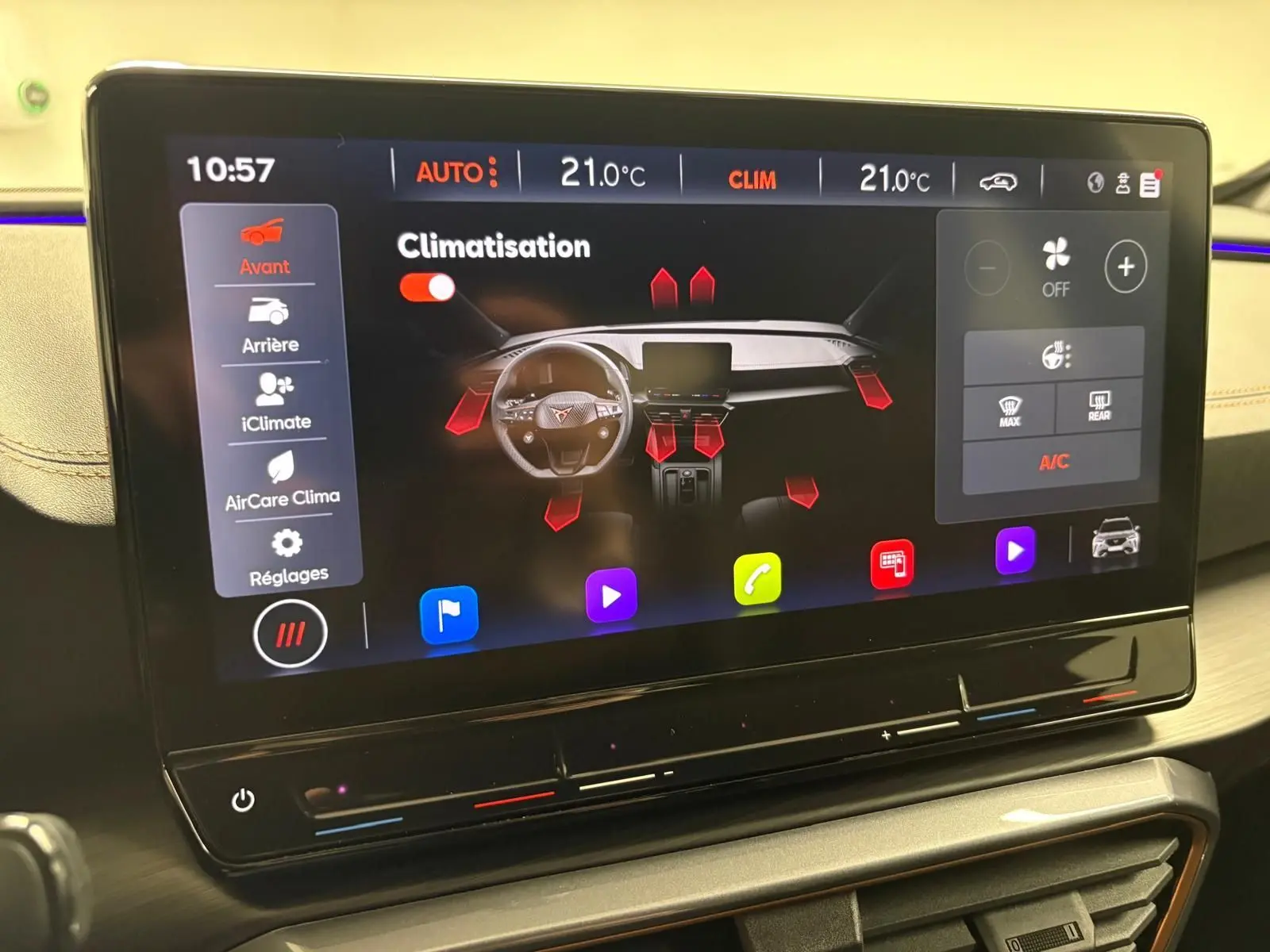 Écran tactile central du tableau de bord du CUPRA Formentor 2024 affichant les réglages de climatisation.