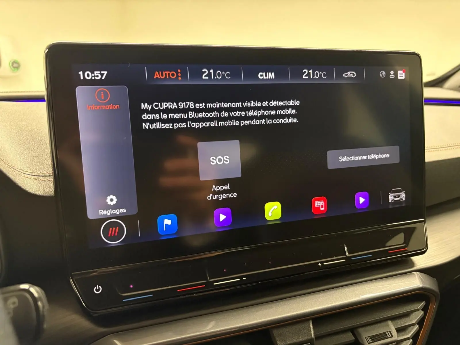 Écran tactile central du tableau de bord de la CUPRA Formentor 2024 affichant les réglages Bluetooth et climatisation.