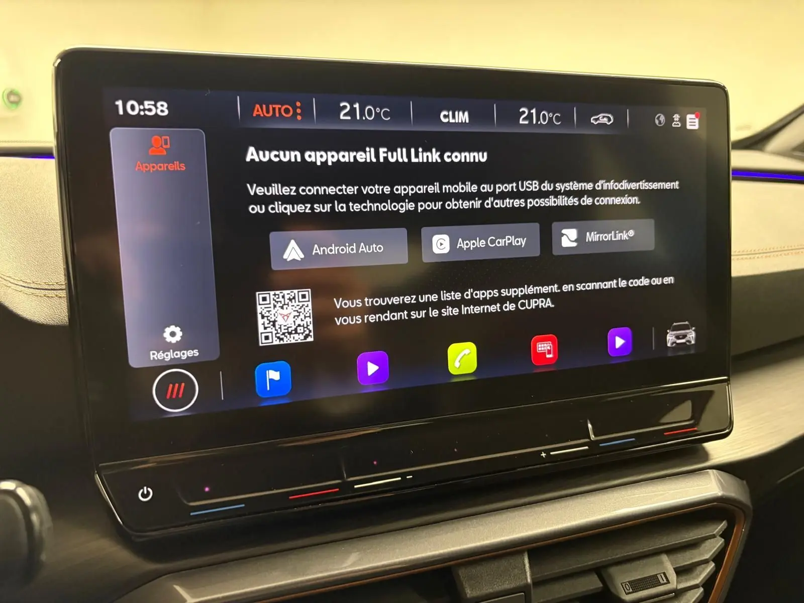 Écran tactile central de la CUPRA Formentor 2024 affichant les options de connectivité Android Auto, Apple CarPlay et MirrorLink.