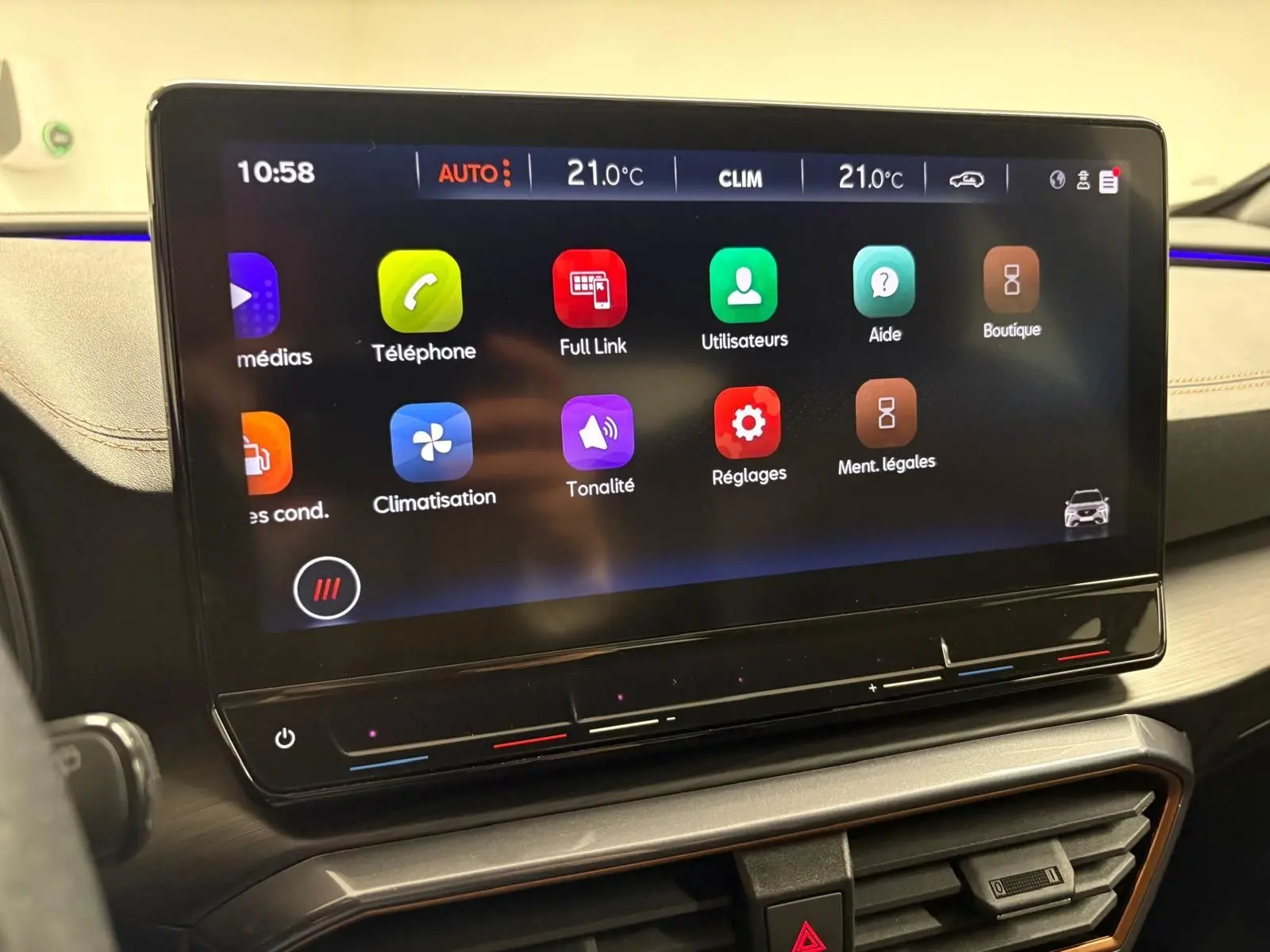 Écran tactile central du tableau de bord du CUPRA Formentor 2024 affichant les options multimédia et climatisation.
