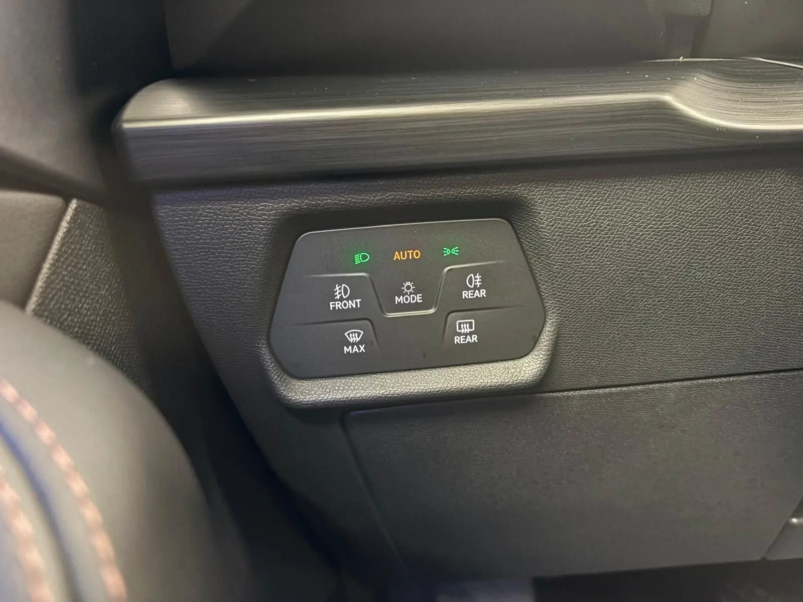 Panneau de commandes d’éclairage intérieur du CUPRA Formentor 1.5 TSI noir, avec boutons pour phares et dégivrage arrière.