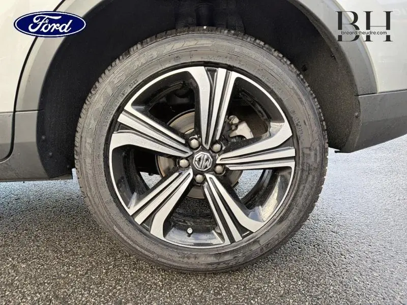 Gros plan sur la jante alu noire et argent du côté gauche d'un MG ZS Cosmic Silver métallisée 2022.