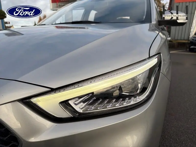 Gros plan sur le phare avant droit d’un MG ZS Cosmic Silver métallisé, soulignant son design moderne et précis.