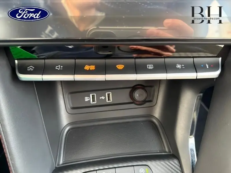 Gros plan sur la console centrale avec commandes climatisation et ports USB du MG ZS Cosmic Silver 2022.