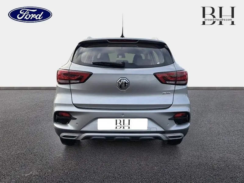 Vue arrière d'une MG ZS Cosmic Silver métallisée avec feux LED et double sortie d'échappement intégrée au pare-chocs.