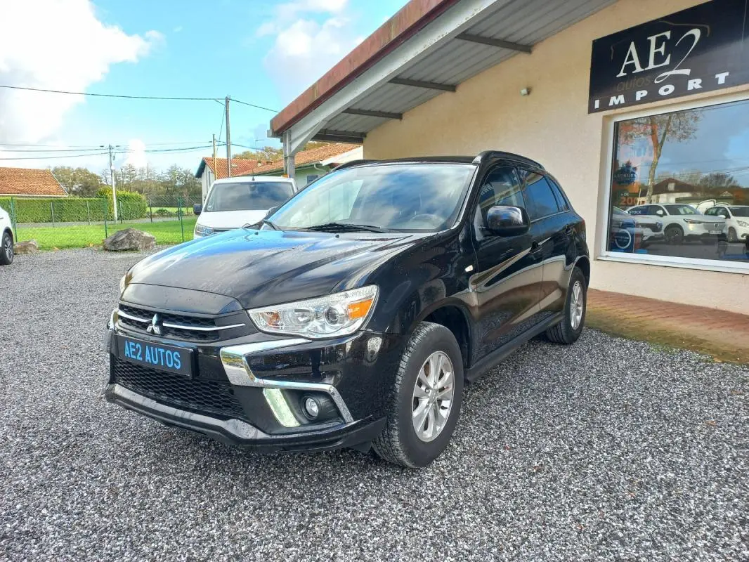 SUV Mitsubishi ASX noir vu en 3/4 avant droit, avec jantes 16 pouces et calandre chromée brillante.