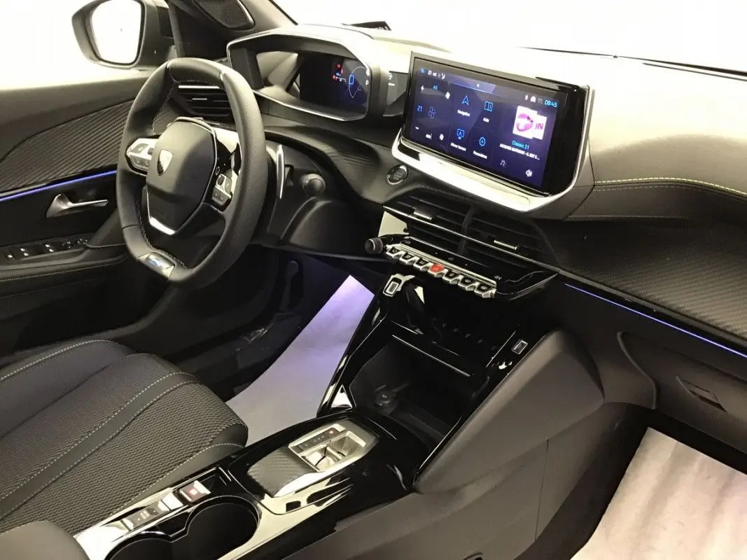 Vue intérieure côté conducteur du Peugeot 2008 Hybrid gris selenium, avec tableau de bord numérique et écran tactile central.
