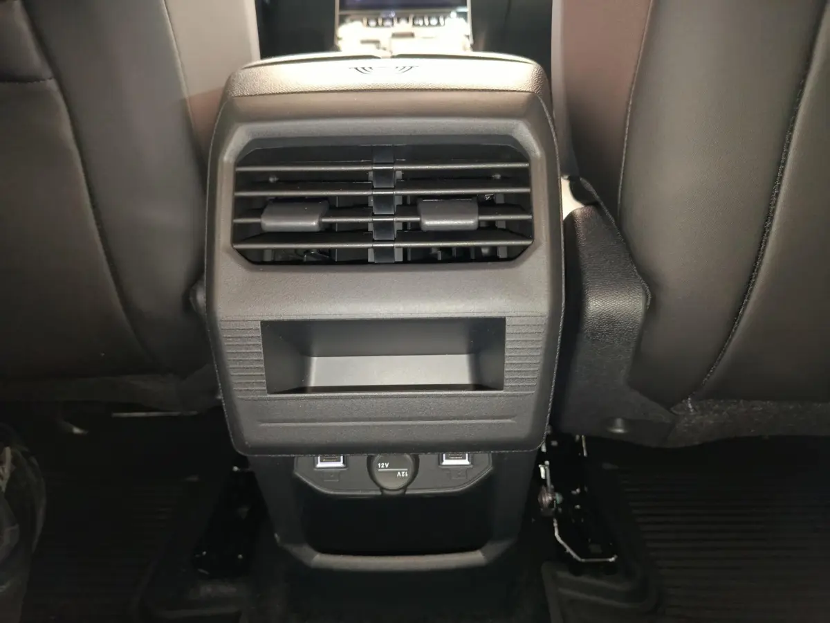 Vue rapprochée de la console centrale arrière avec bouches d’aération, prises USB et prise 12V sur Citroën C5 gris foncé.