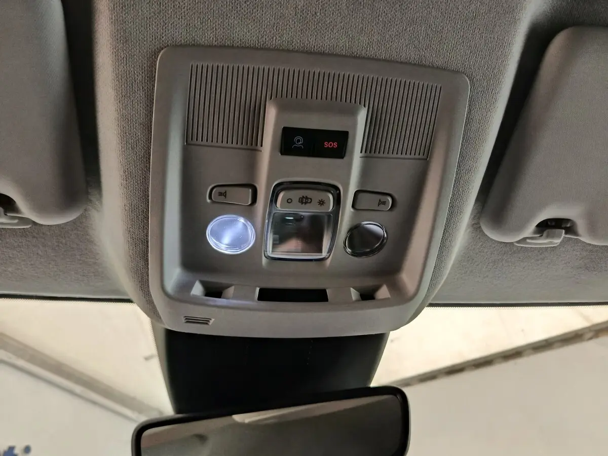 Vue intérieure du plafonnier gris avec commandes d’éclairage et bouton SOS dans une Citroën C5 Hybride 2026.