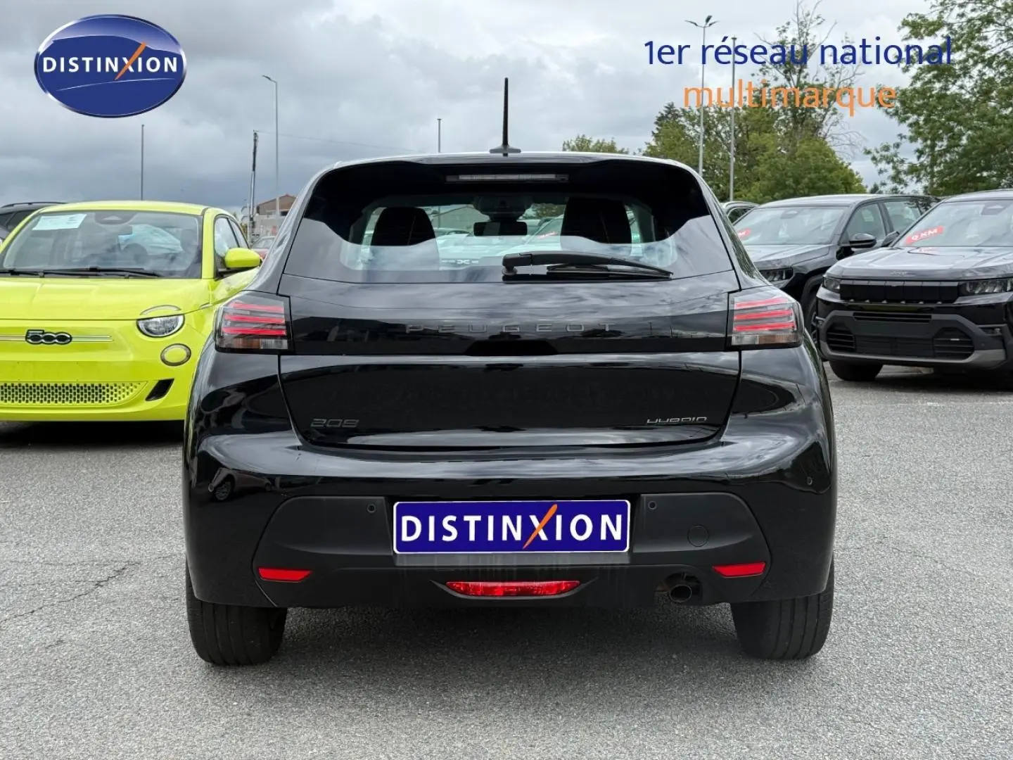 Vue arrière d'une Peugeot 208 noire Perla Nera 2025 avec feux LED et logo distinctif sur le hayon.