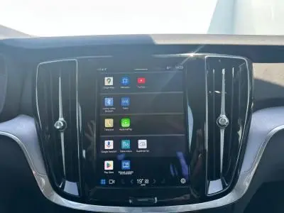 Écran tactile central vertical allumé avec interface Android dans le tableau de bord d'une Volvo S60 Thunder Grey 2024