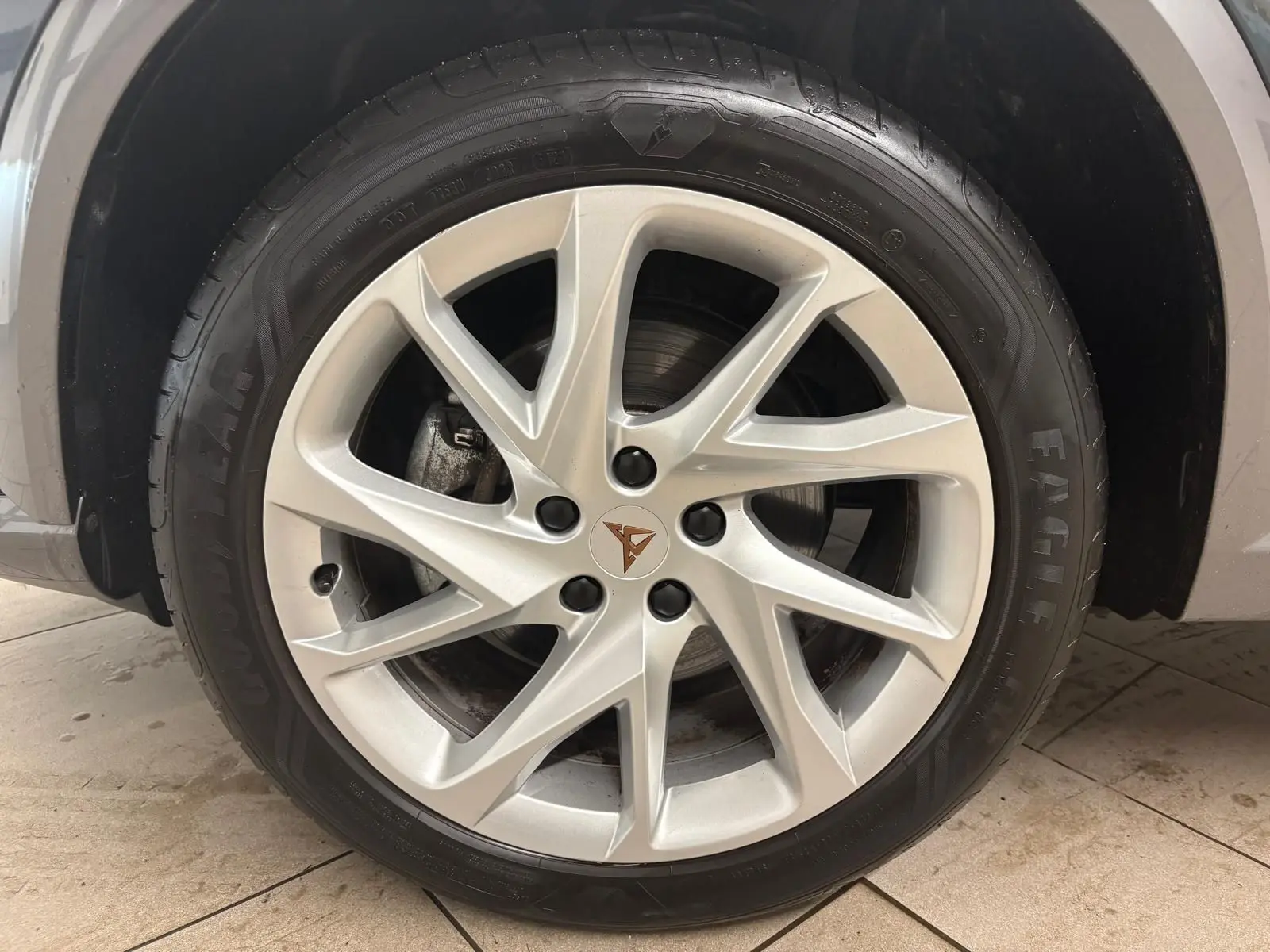 Gros plan sur la jante en alliage argentée avec logo CUPRA du côté avant droit du Formentor gris magnétique.