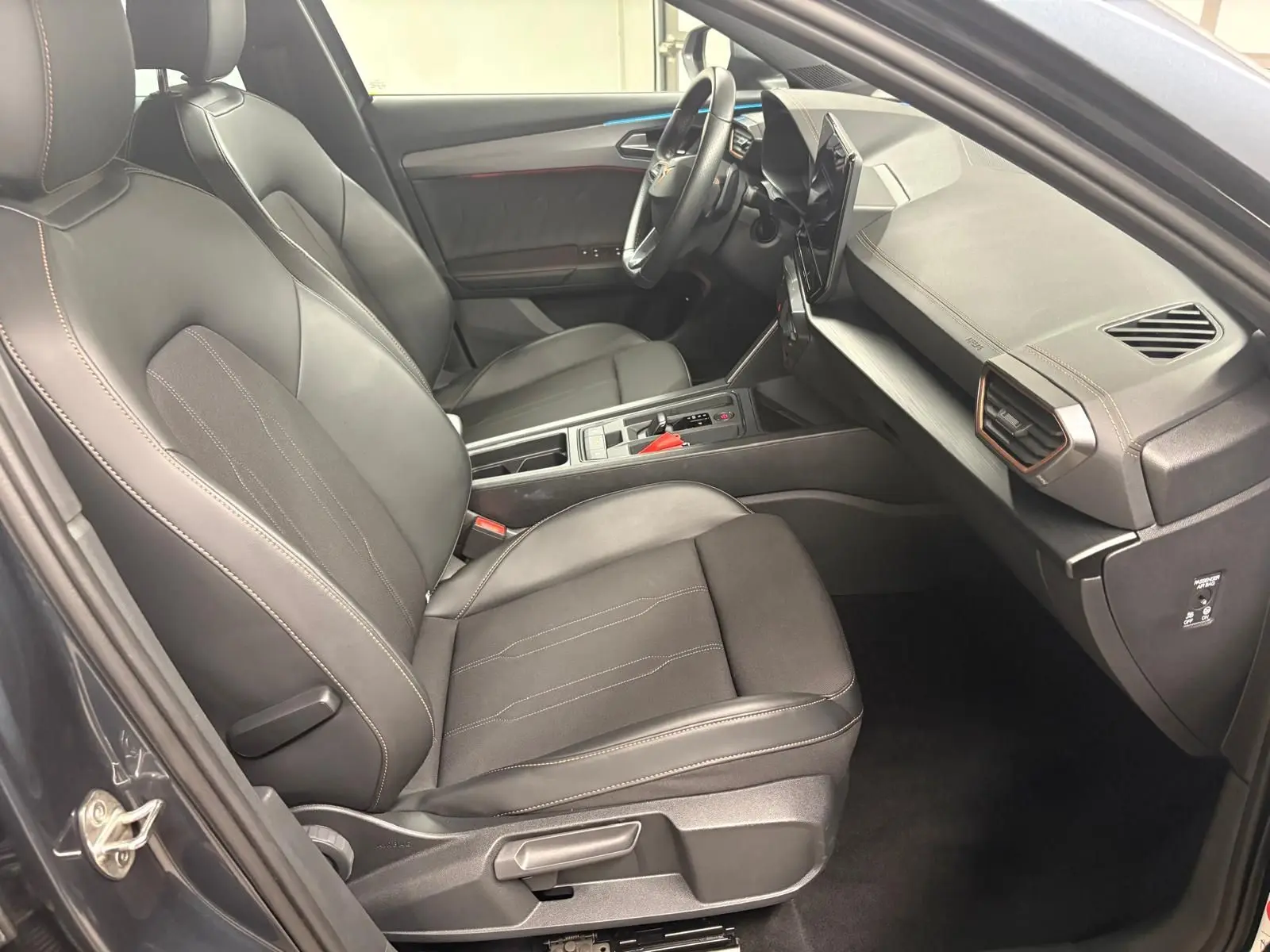 Intérieur avant droit de la CUPRA Formentor 1.5 TSI 2024 avec sièges noirs et tableau de bord moderne.