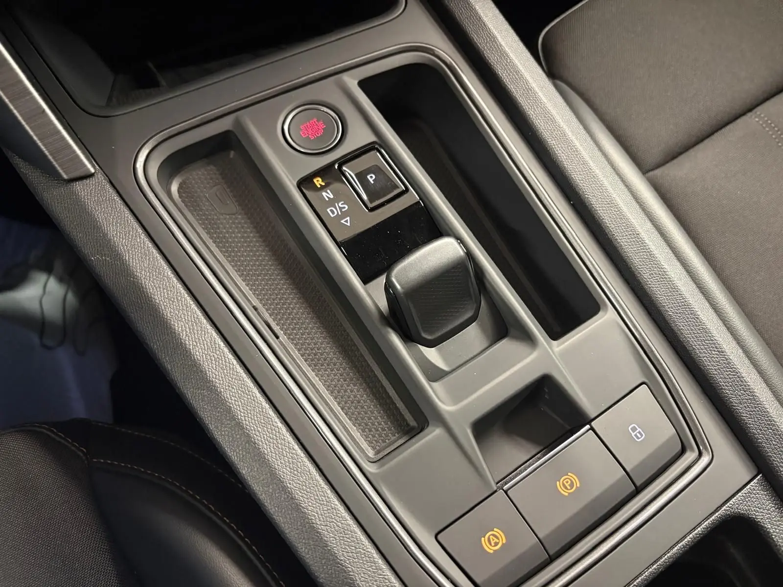 Gros plan sur la console centrale de la CUPRA Formentor 1.5 TSI 2024, avec levier de boîte auto et bouton start/stop.