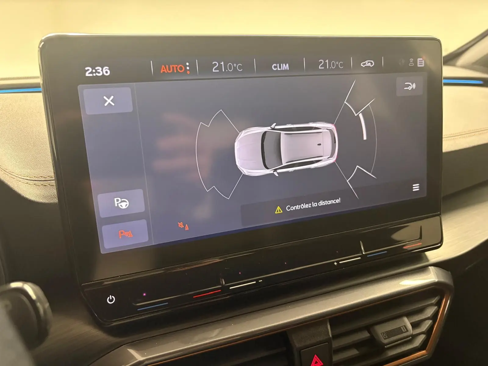 Écran tactile intérieur affichant l'aide au stationnement du CUPRA Formentor gris magnétique, vue du tableau de bord.