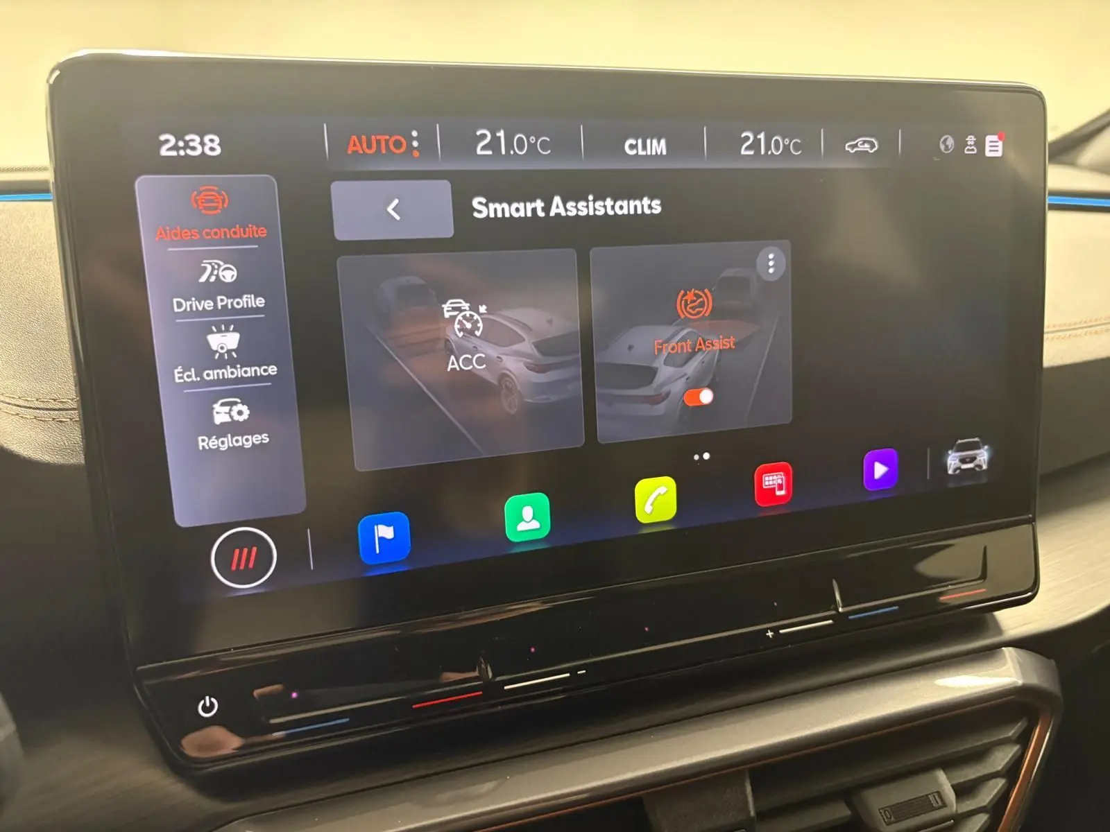 Écran tactile central affichant les assistants de conduite du CUPRA Formentor 1.5 TSI 2024, intérieur moderne et épuré.