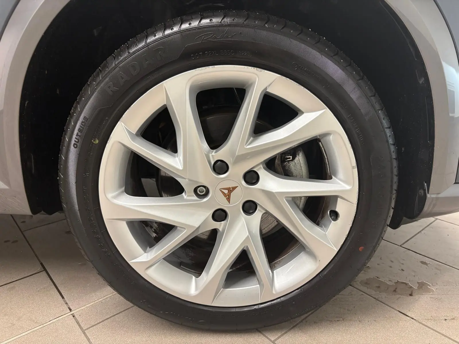 Gros plan sur la jante alliage argentée à 10 branches du CUPRA Formentor gris magnétique, avec logo central cuivre.