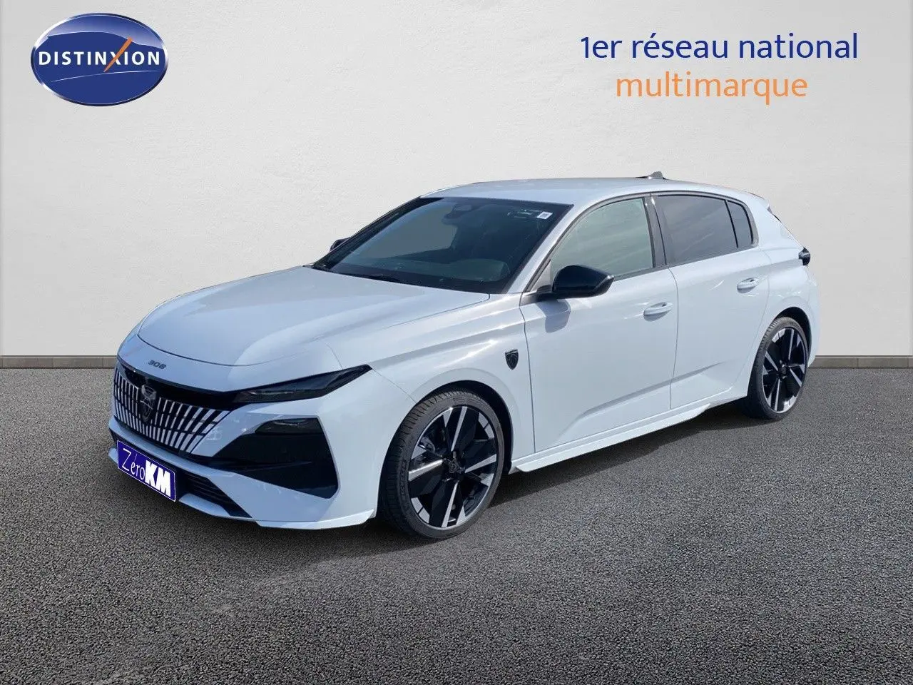 Peugeot 308 Hybrid blanc Okenite métal en 3/4 avant droit, avec jantes noires et détails noirs contrastants.
