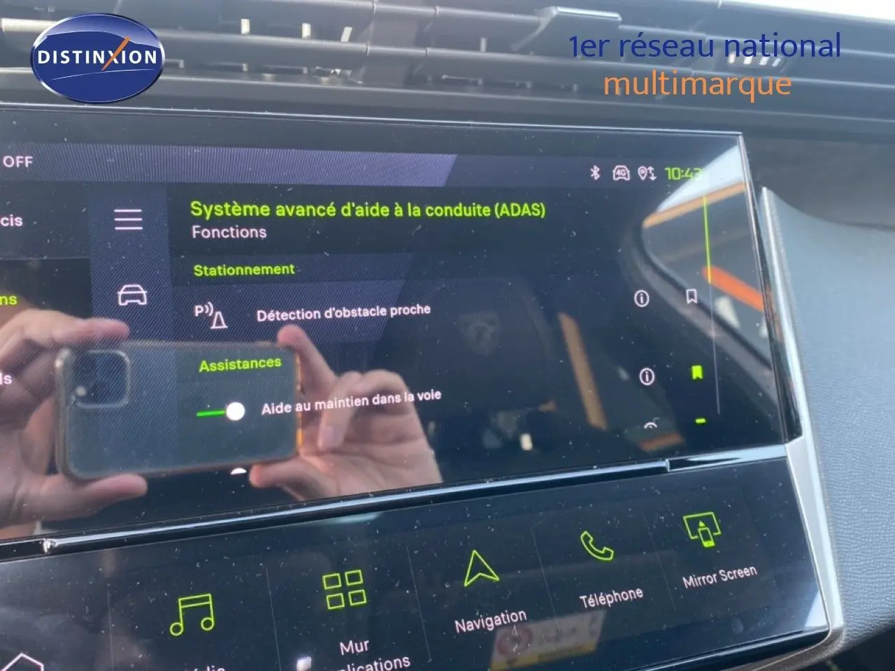 Vue rapprochée de l’écran tactile intérieur du Peugeot 308 Hybrid blanc, affichant les aides à la conduite avancées.