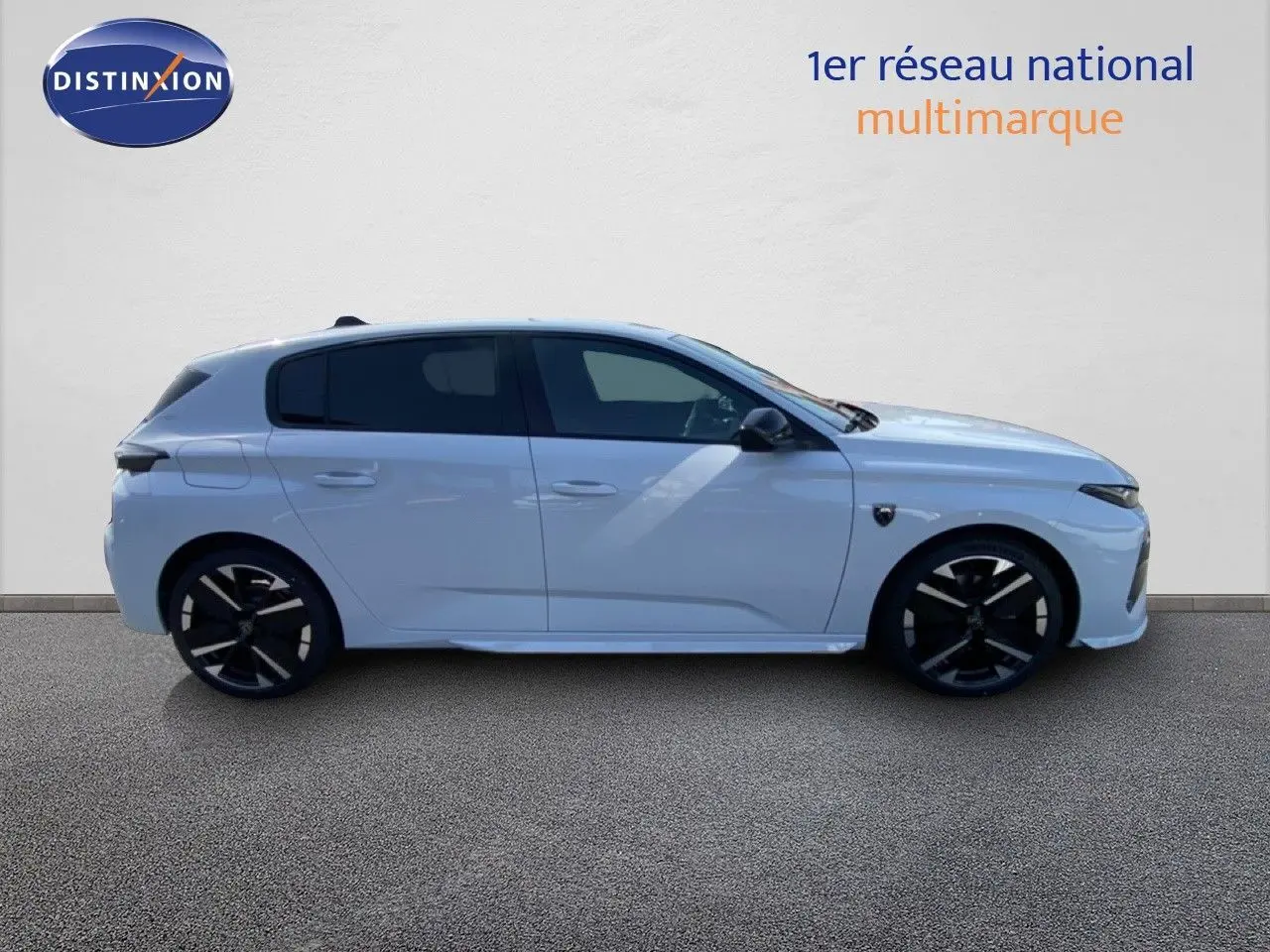 Profil droit d'une Peugeot 308 Hybrid 145ch GT blanche Okenite Metal avec jantes noires et détails modernes.