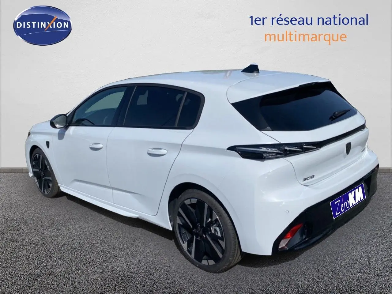 Vue 3/4 arrière droite d'une Peugeot 308 Hybrid blanche Okenite avec jantes noires et vitres teintées.