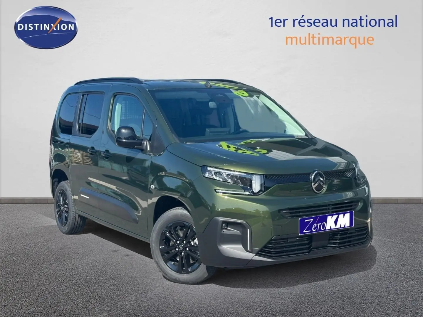 Citroën Berlingo M 1.5 BlueHDi 130ch en Sirkka Green, vue 3/4 avant avec jantes noires et barres de toit.