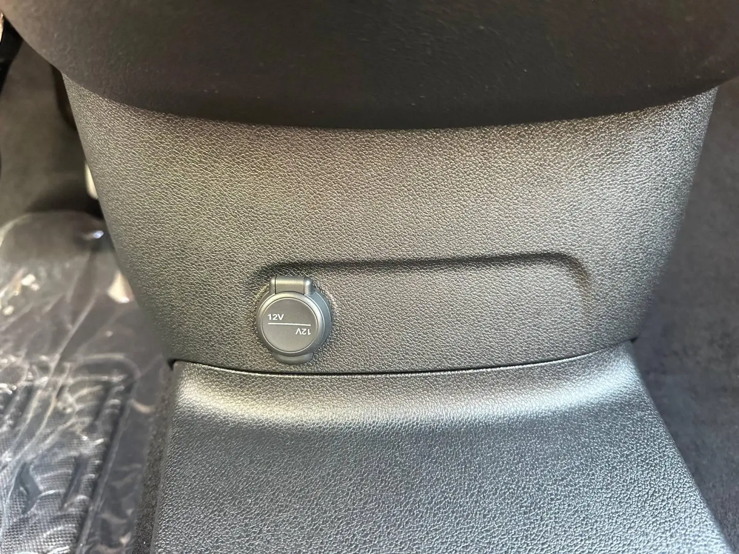 Prise 12V en gros plan sur la console centrale intérieure du Citroën Berlingo M 1.5 BlueHDi 130ch PLUS BVA8.