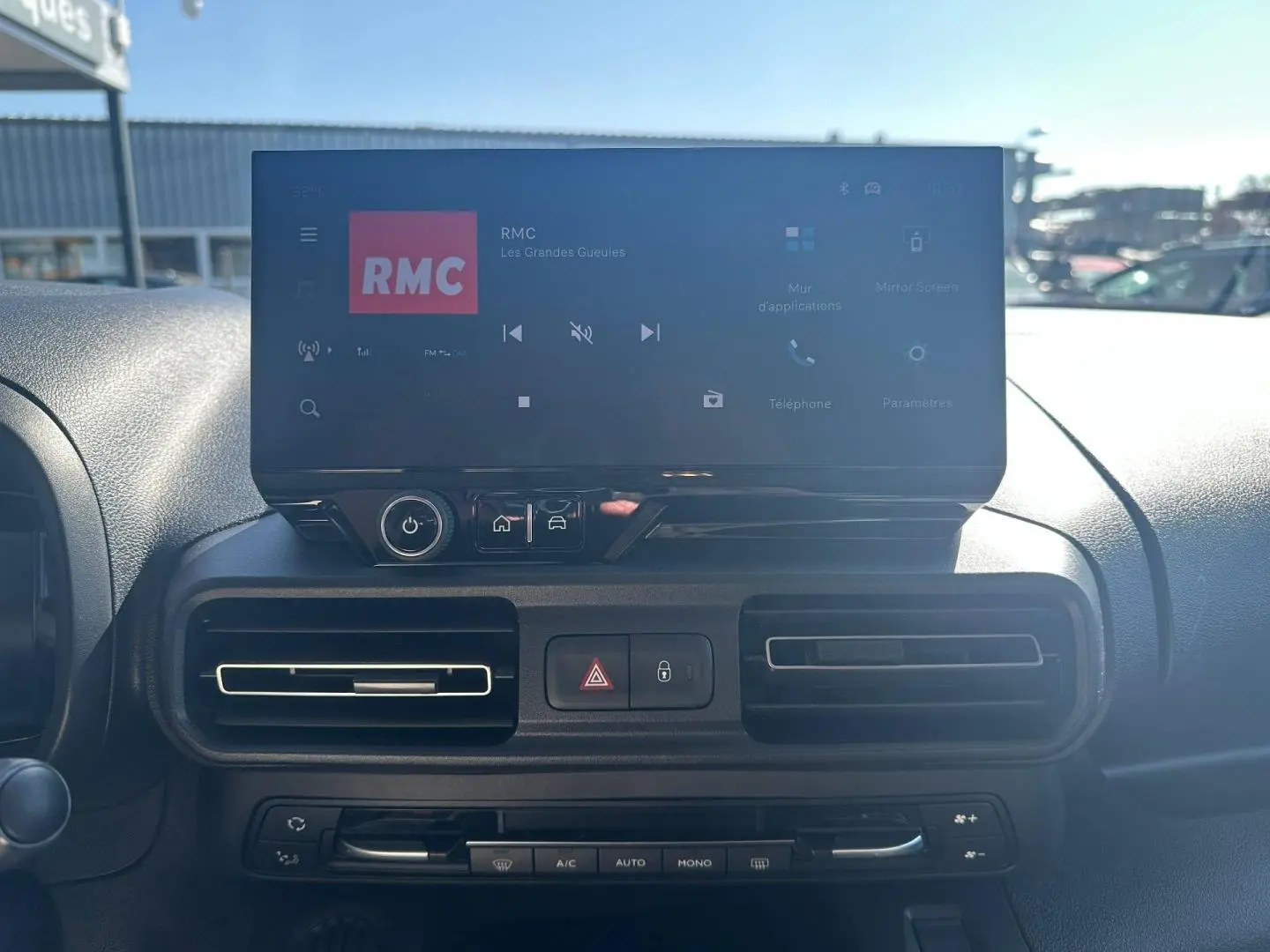 Vue intérieure du tableau de bord du Citroën Berlingo 2026 avec écran tactile et commandes de climatisation.