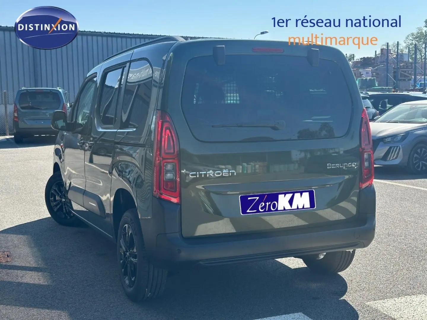 Vue 3/4 arrière droite du Citroën Berlingo 2026 en Sirkka Green avec jantes noires et vitres teintées.