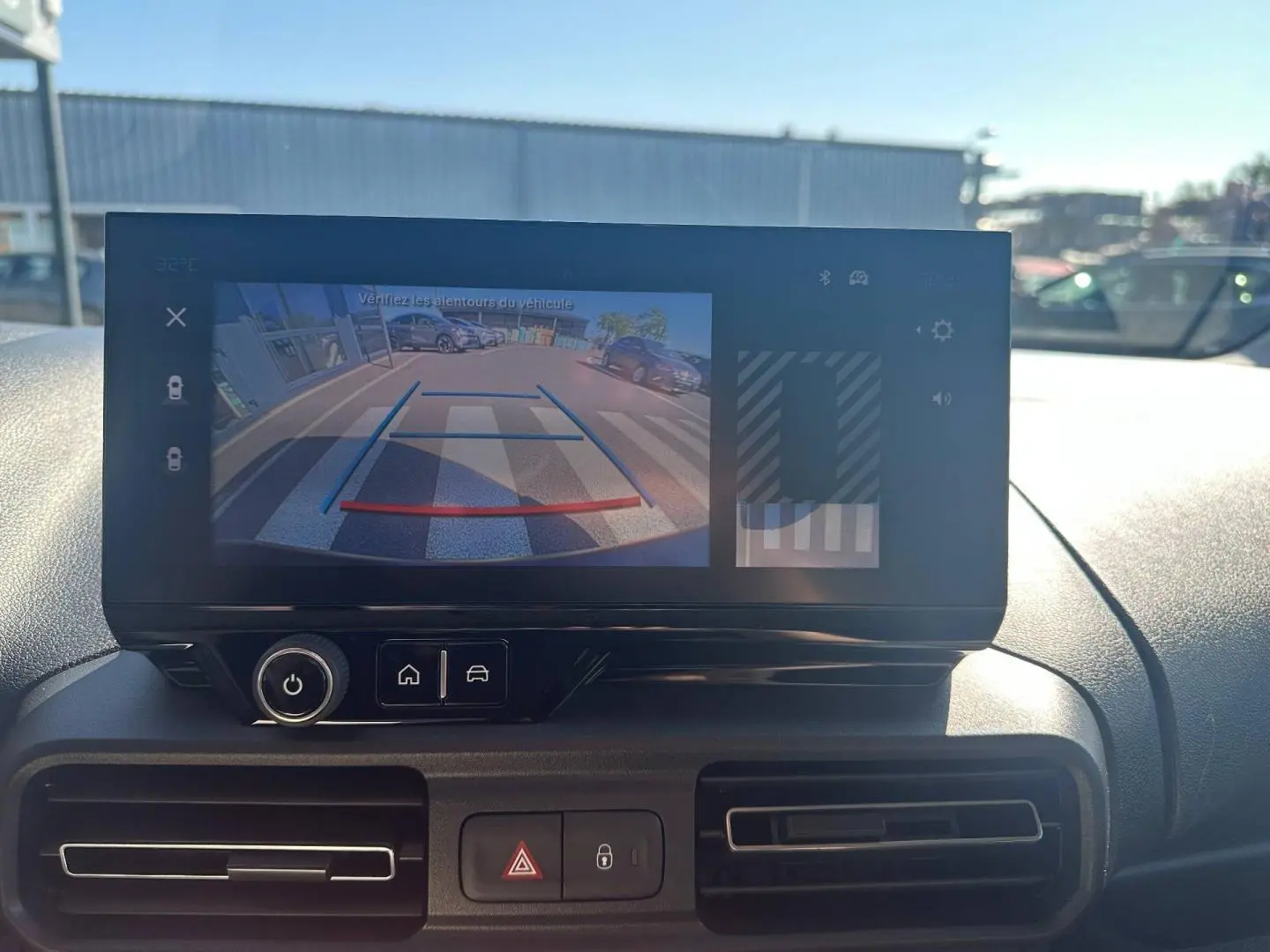 Écran tactile intérieur du Citroën Berlingo 2026 affichant la caméra de recul, vue frontale du tableau de bord.