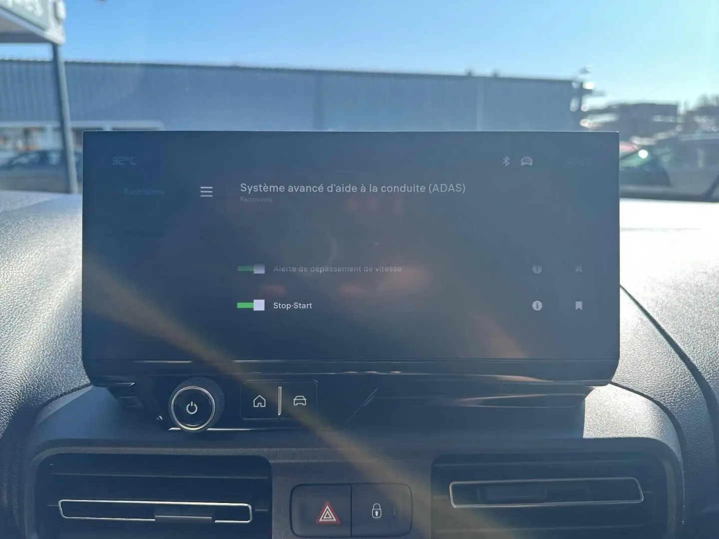 Vue intérieure centrée sur l'écran tactile du tableau de bord du Citroën Berlingo 2026, affichant l'ADAS.