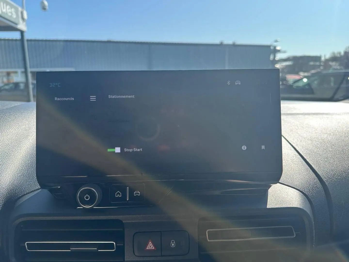 Écran tactile du tableau de bord du Citroën Berlingo 2026, vue frontale intérieure avec lumière naturelle.