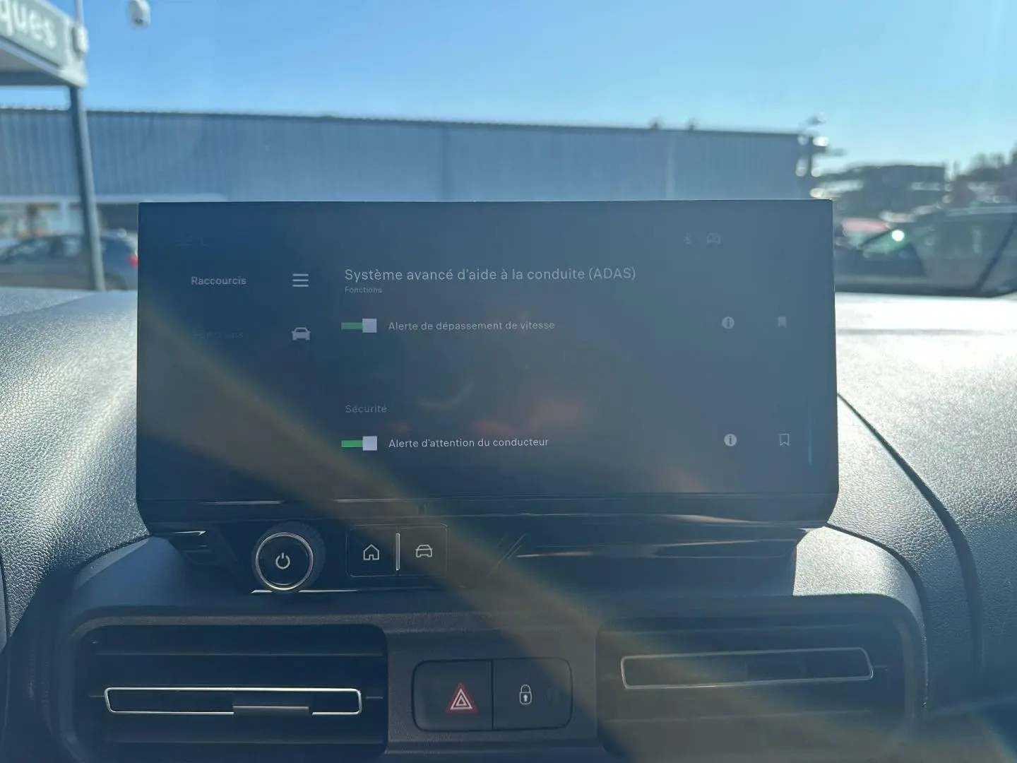 Écran tactile du système d’aide à la conduite dans l’habitacle du Citroën Berlingo Sirkka Green, vue frontale.