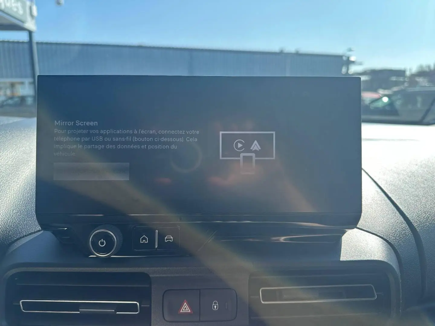 Écran tactile central allumé dans l’habitacle du Citroën Berlingo Sirkka Green, vue de face rapprochée.