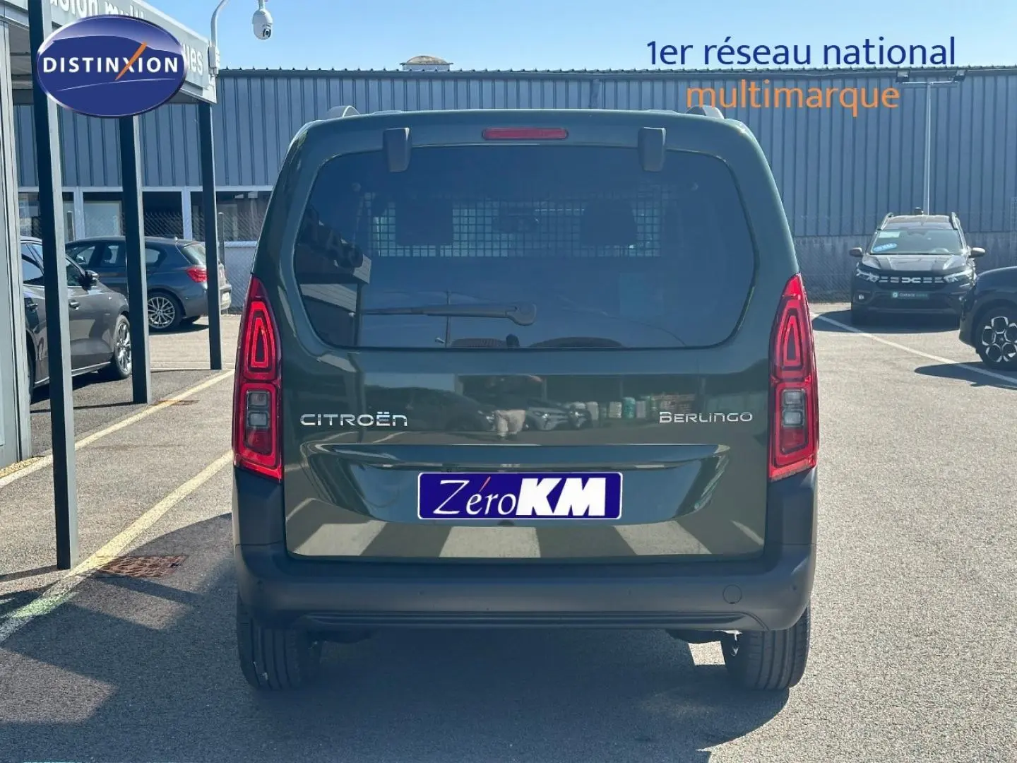 Vue arrière d'un Citroën Berlingo Sirkka Green avec feux LED et pare-chocs noir dans un parking extérieur.