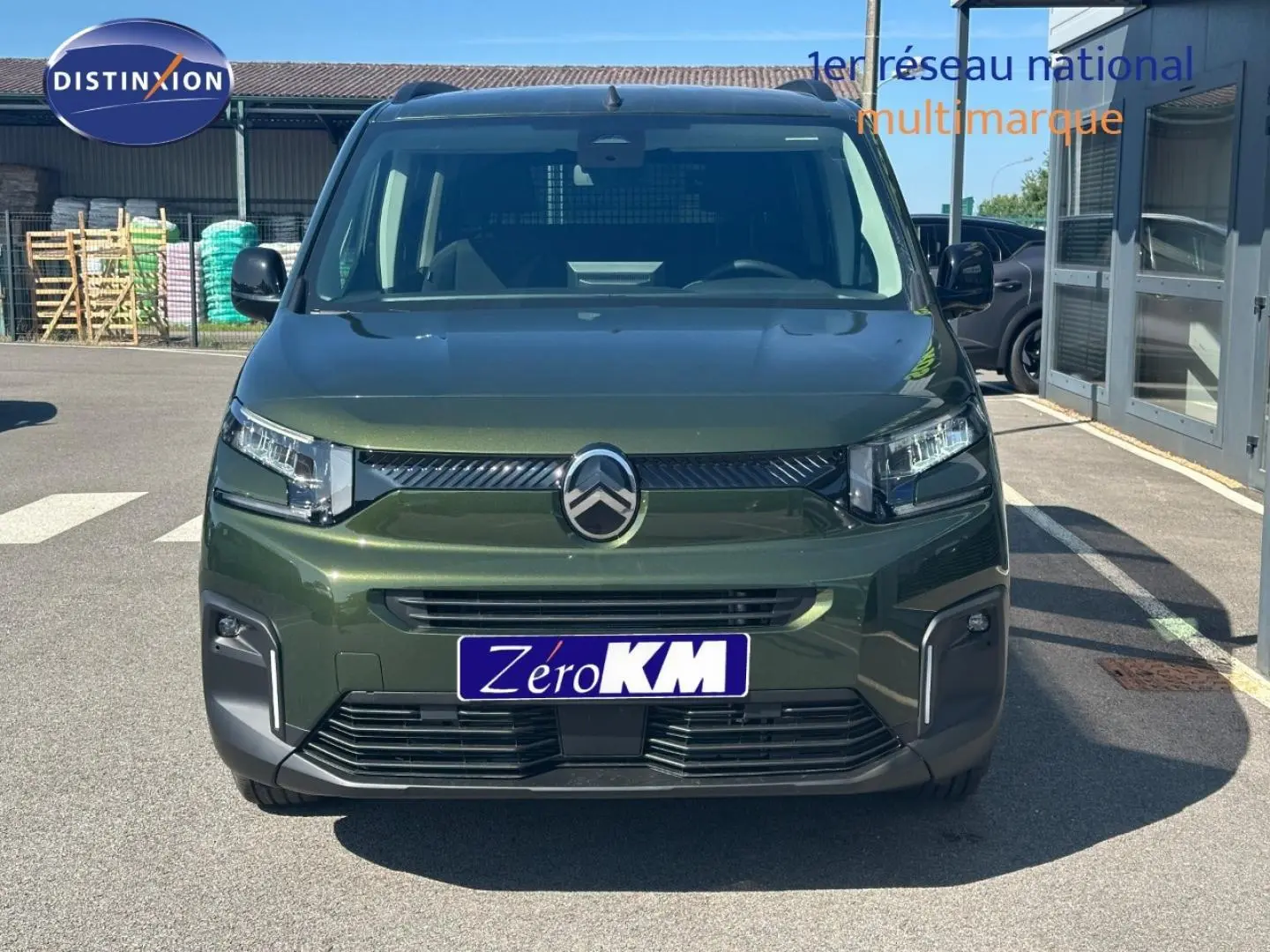 Vue avant d'un Citroën Berlingo 2026 vert Sirkka avec calandre noire et phares LED intégrés.