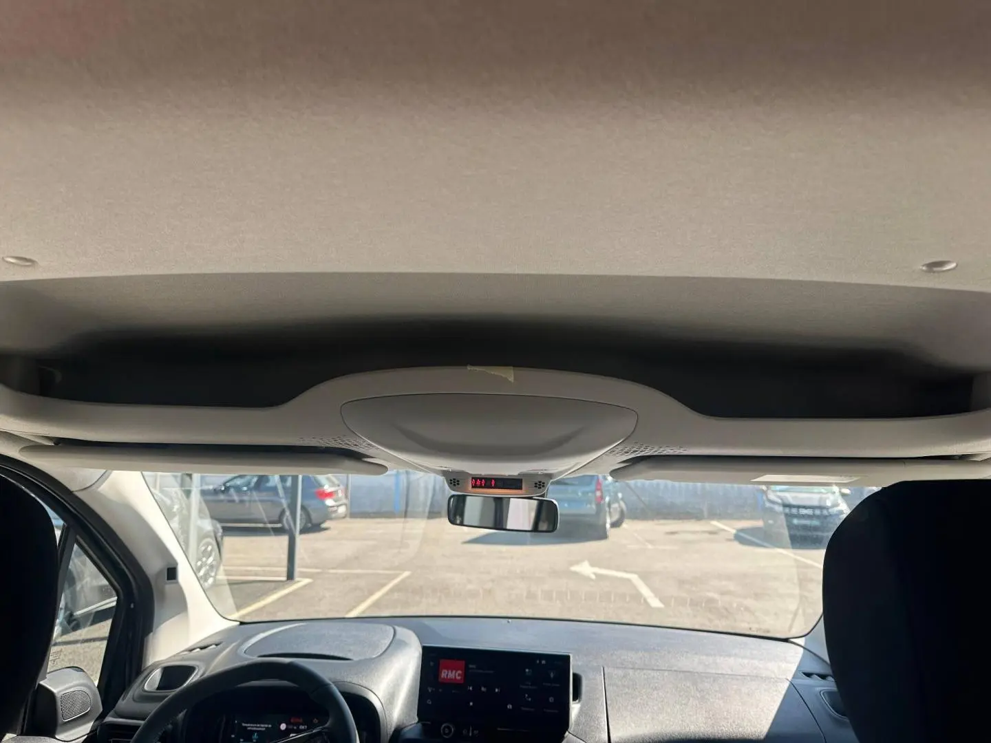Vue intérieure avant du Citroën Berlingo Sirkka Green, montrant tableau de bord et volant multifonction noir.