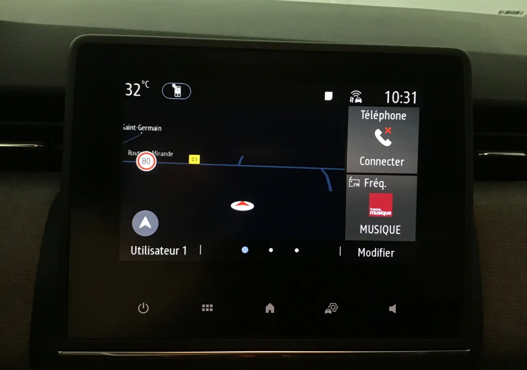 Écran tactile du système GPS de la Renault Clio V 2025, affichant la navigation et les options téléphone et musique.