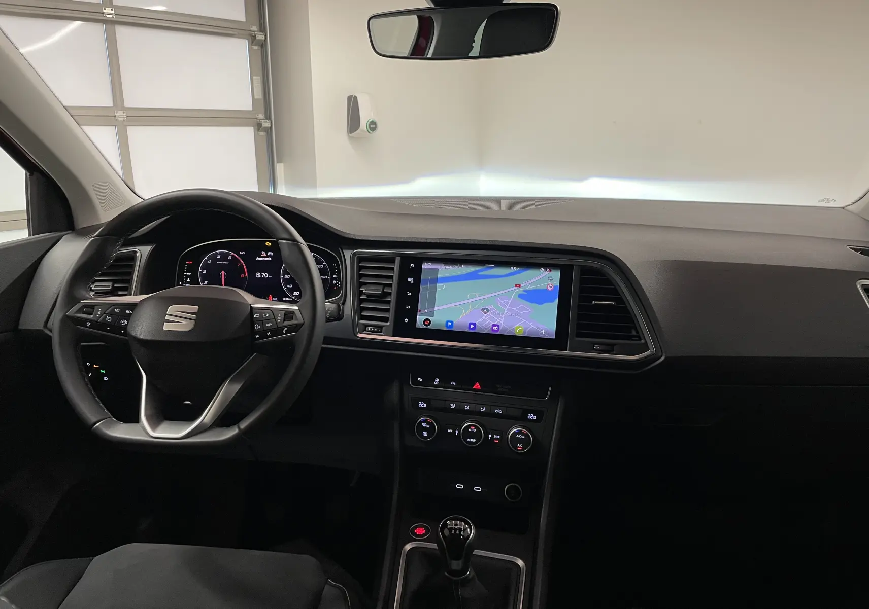 Intérieur du SEAT Ateca 2024, vue du poste de conduite avec tableau de bord numérique et écran tactile central.