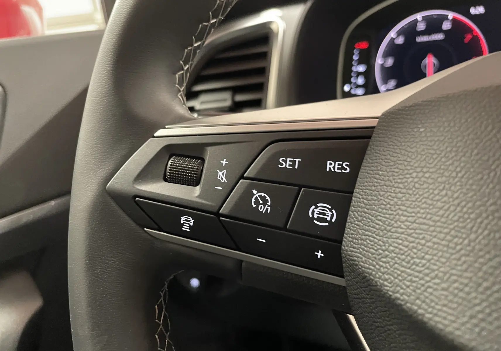 Gros plan sur les commandes de régulateur de vitesse au volant du SEAT Ateca 2024, finition Copa.