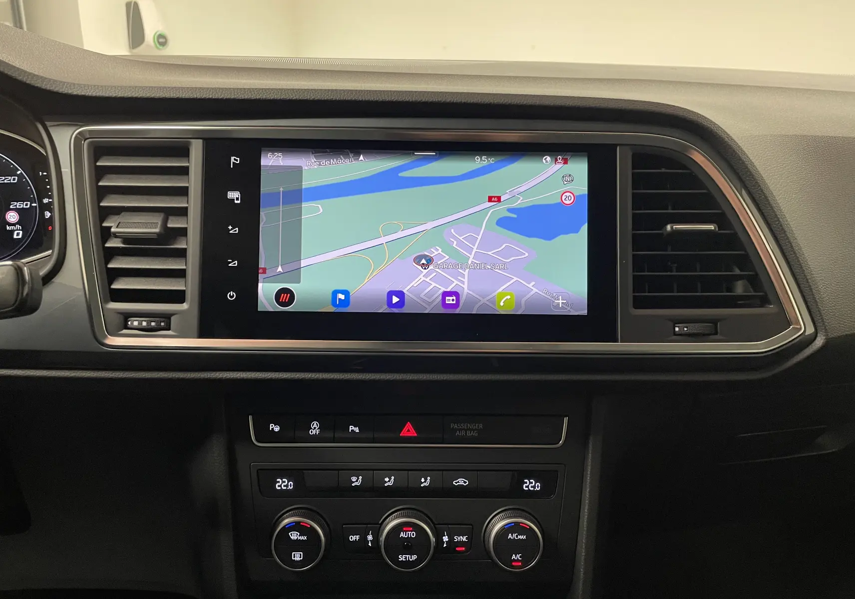 Vue intérieure du tableau de bord du SEAT Ateca 2024 avec écran tactile de navigation et commandes de climatisation.