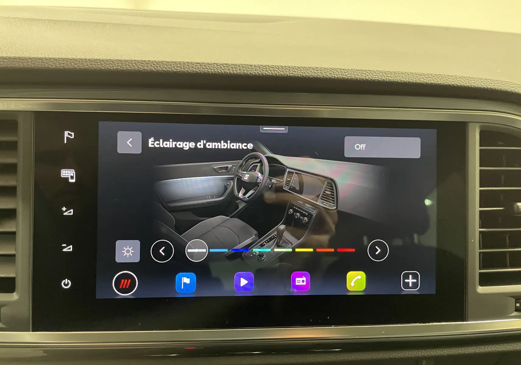 Vue intérieure du tableau de bord du SEAT Ateca 2024 avec écran tactile affichant le réglage de l'éclairage d'ambiance.