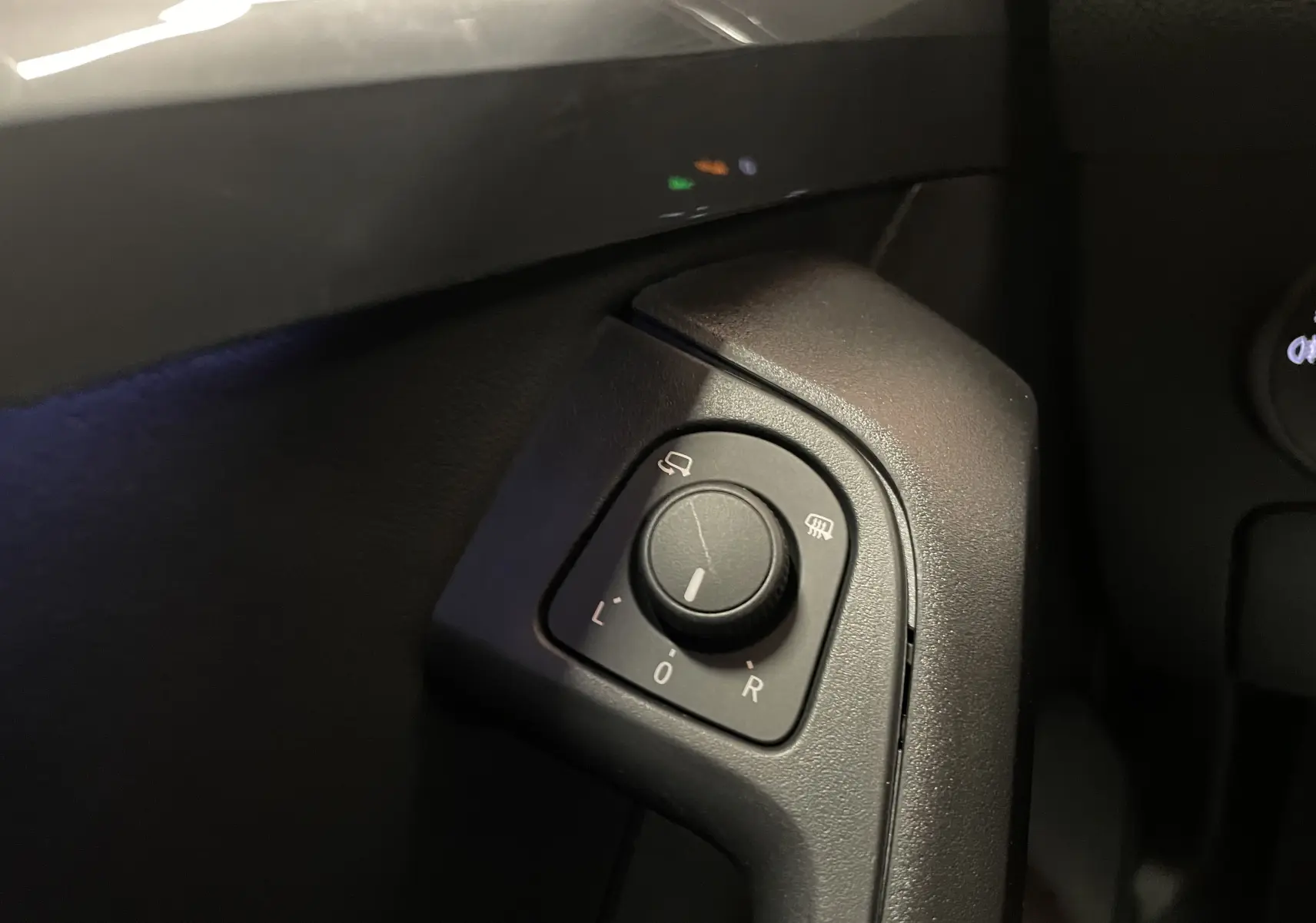 Commande de réglage des rétroviseurs côté gauche dans l'habitacle du SEAT Ateca Rouge Velvet 2024