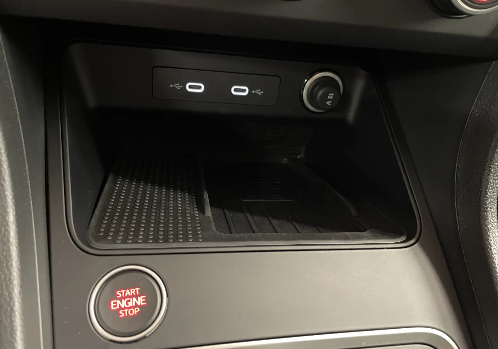 Gros plan sur la console centrale du SEAT Ateca 2024 avec bouton start/stop et ports USB-C visibles