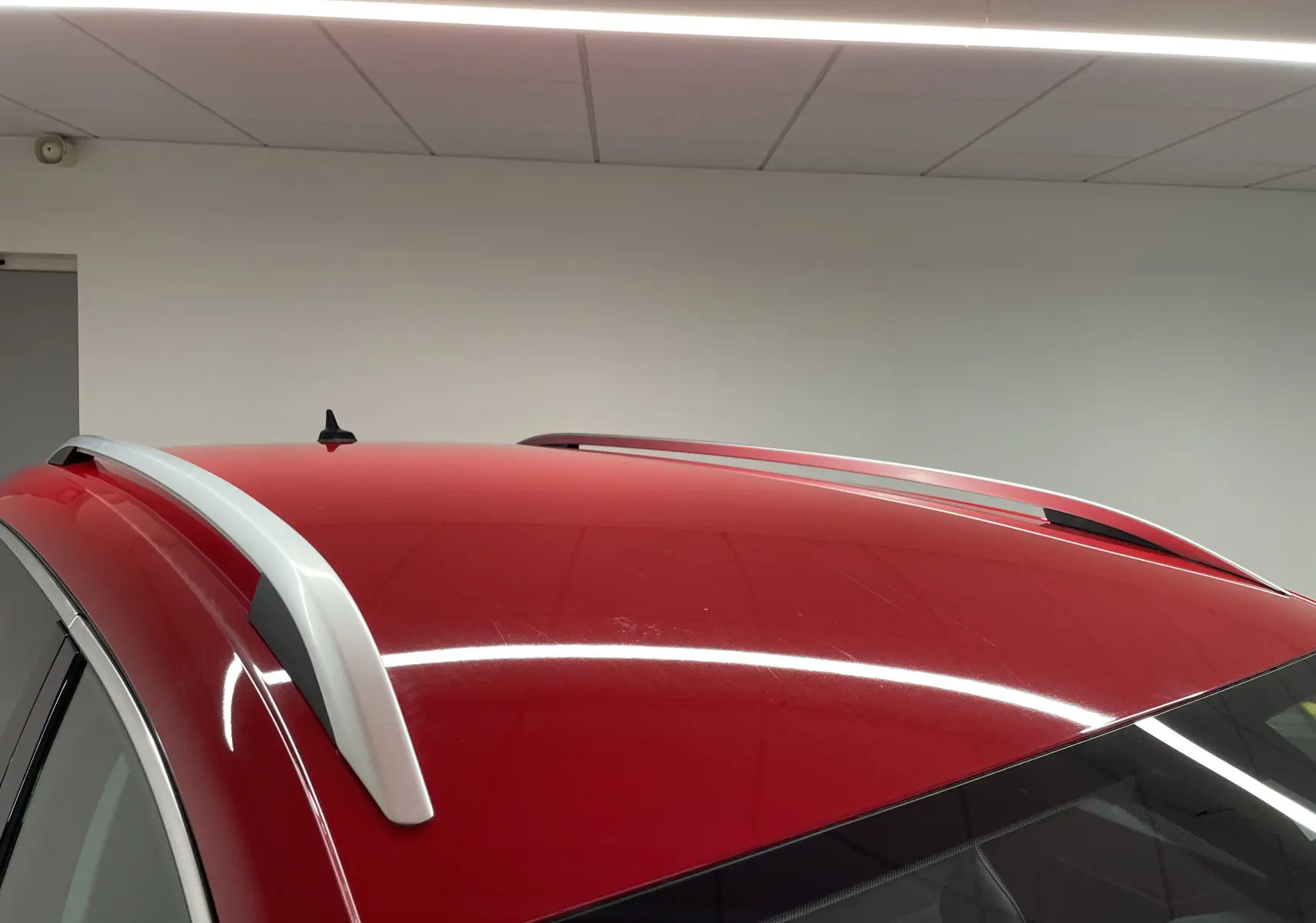 Toit rouge métallisé du SEAT Ateca 2024 avec barres de toit argentées vues de dessus côté gauche