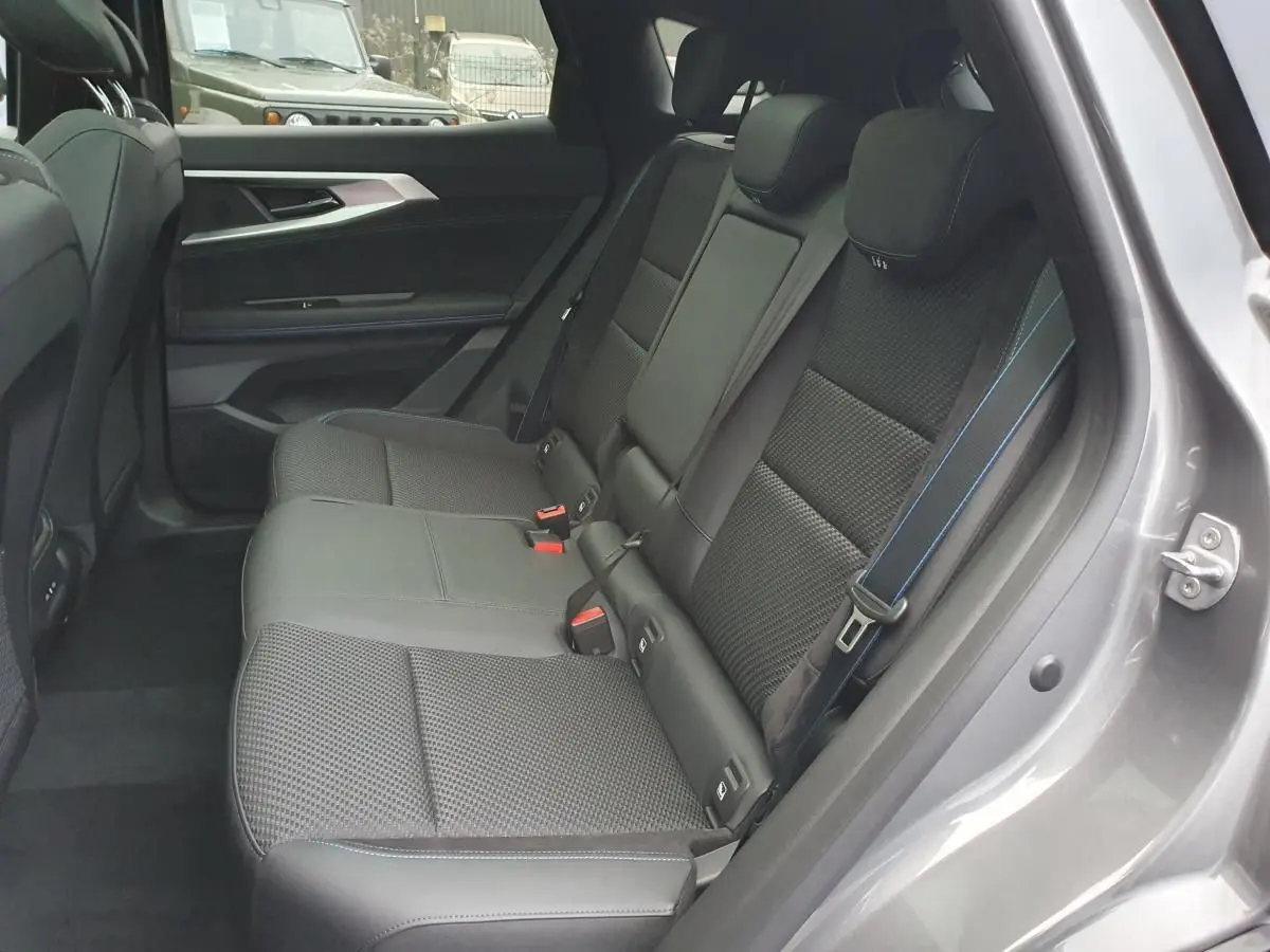 Vue côté droit sur la banquette arrière noire avec surpiqûres bleues du Renault Austral Gris Schiste.