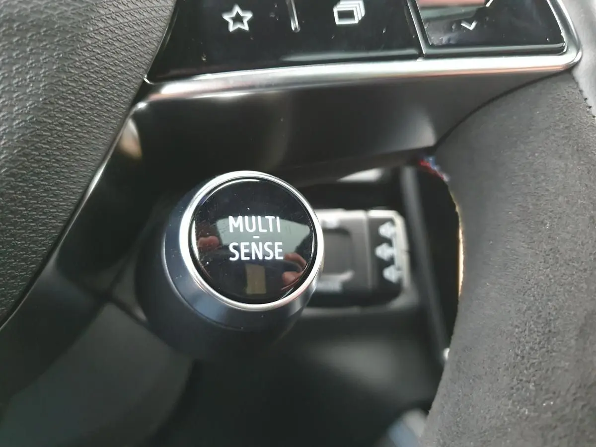 Bouton de commande Multi-Sense en gros plan sur le tableau de bord du Renault Austral 2025 finition Esprit Alpine.