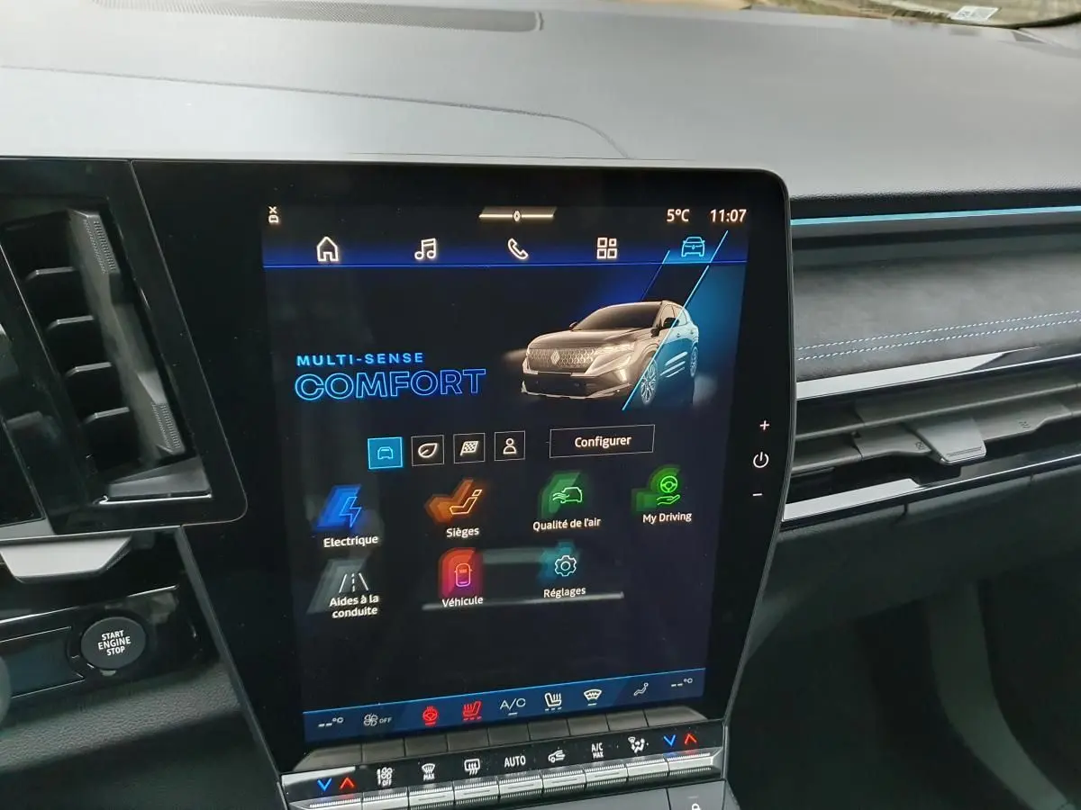 Écran tactile central du Renault Austral 2025 affichant le mode Confort, avec tableau de bord en Alcantara et surpiqûres bleues.