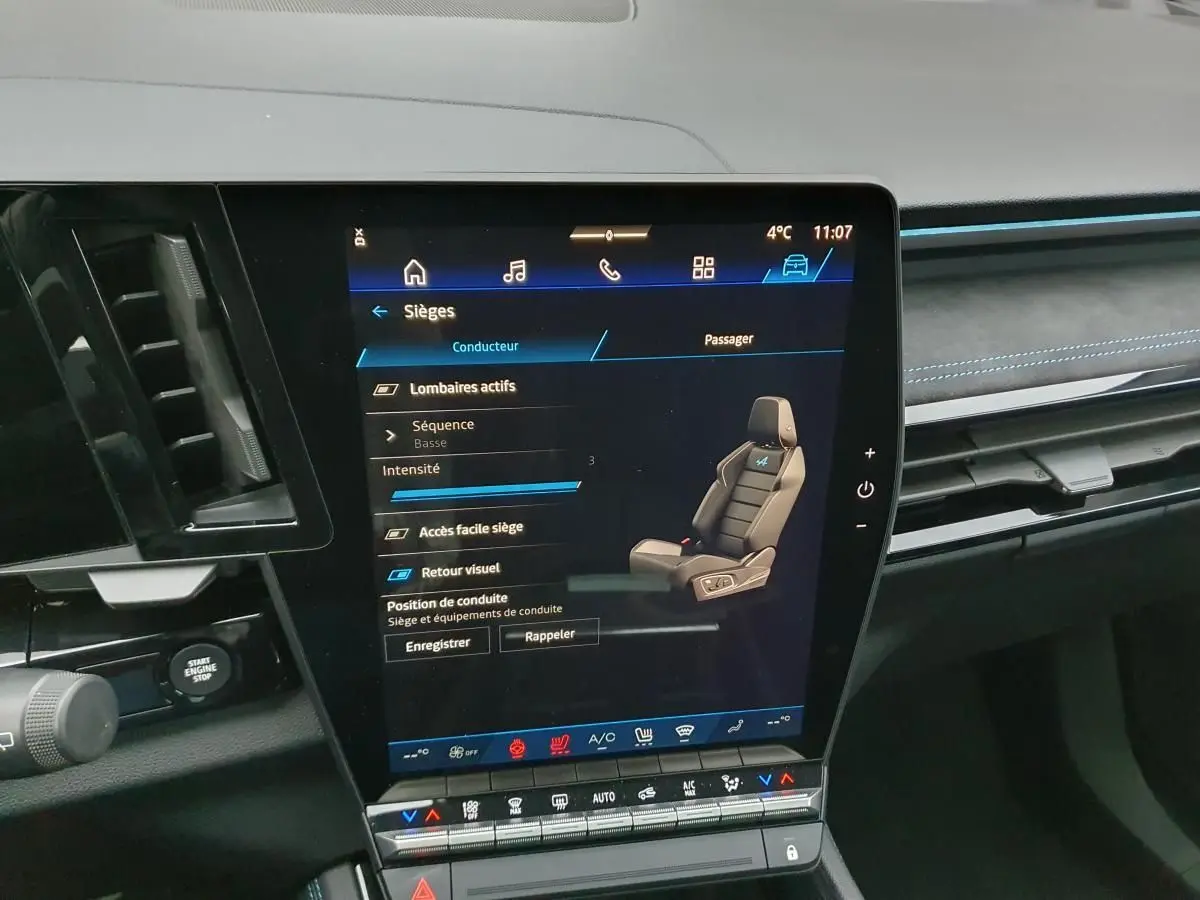 Vue intérieure centrée sur l'écran tactile du tableau de bord du Renault Austral gris Schiste avec toit noir, affichant les réglages des sièges.